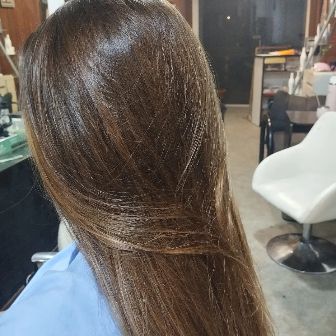 Trabajo de reflejos en cabello castaño, publicado por Peluquería Encanto’s